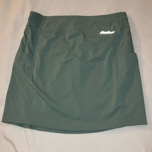 Eddie Bauer large women’s light Green Skirt with zip Pocket and cargo pockets - Picture 1 of 12